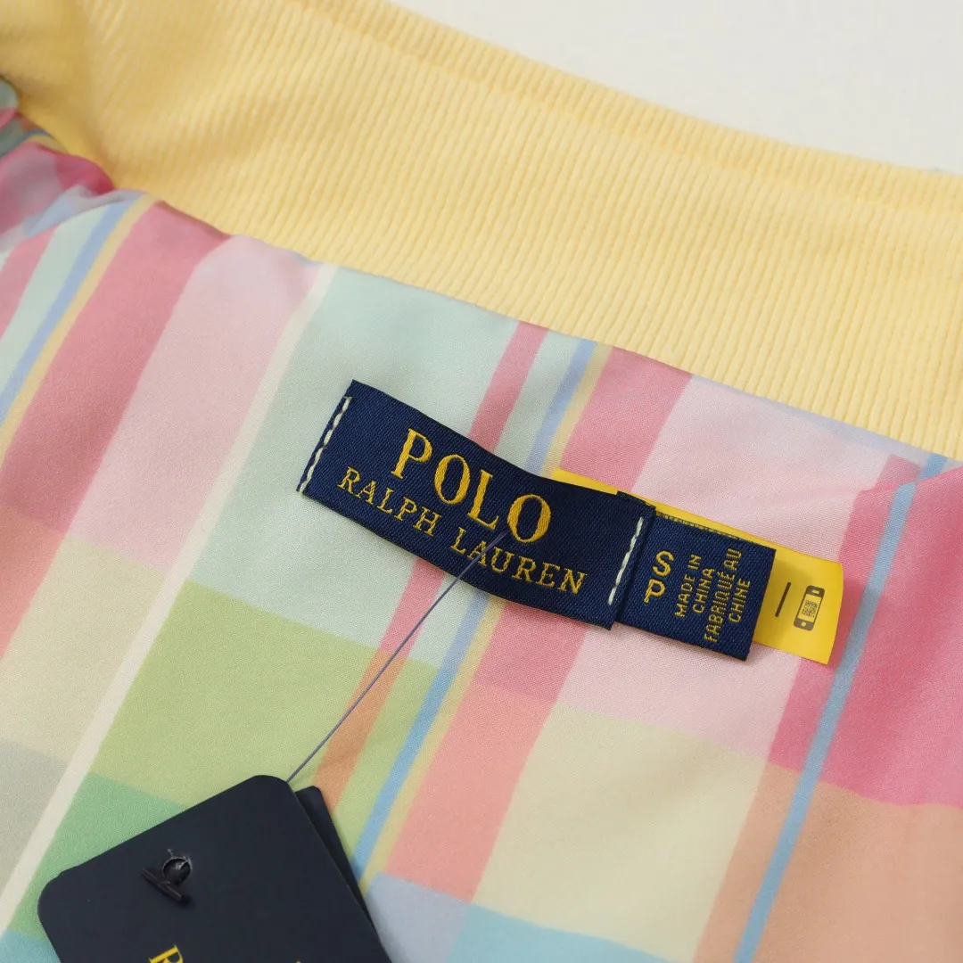 P290 #R16 Ralph Lauren/Ralph Lauren vintage Harrington zipper jacket with American contrasting plaid lining, recommended by many fashion bloggers. The Harrington jacket's lapel zipper windproof design perfectly blends casual style and street trend elements. The collision of multiple high-saturation colors instantly ignites visual enthusiasm and easily becomes the focus of the street. The loose fit is not flattering on your figure, perfectly accommodating all body shapes, and full of versatile attributes.  Color: Chicken Yellow Size: S/M/L/XL Length: 57/58.5/60/61.5 Bust: 122/126/130/134 Sleeve Length: 64/65.5/67/68.5